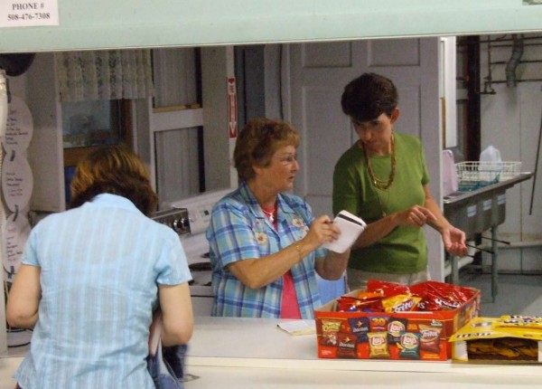 Debbie Cnossen, center, serves up the next order