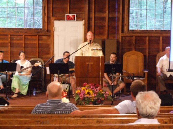 Mike Cnossen opens the evening service